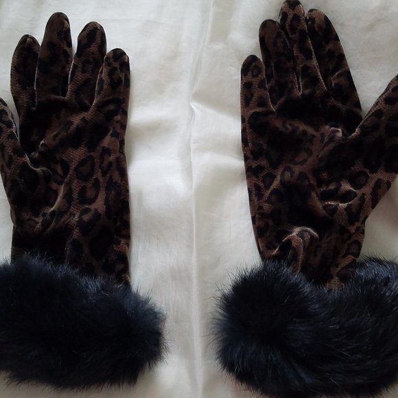 Gorgeous Velvet chic soft leopard-colored gloves.